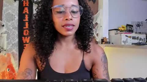 Snapshot of kelly__thomson chatting on 10/30/25, 10:43 kelly__thomson online show from 10/30/25, 10:43