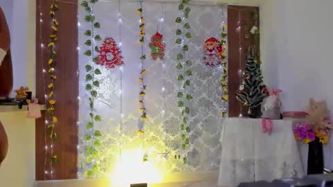 Snapshot of kelly__thomson chatting on 12/14/25, 12:16 kelly__thomson online show from 12/14/25, 12:16