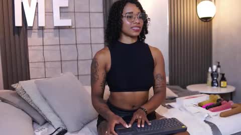 kelly__thomson online show from 04/01/26, 01:41