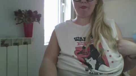 Snapshot of kelly_emmie chatting on 04/22/26, 09:44 Emmie online show from 04/22/26, 09:44