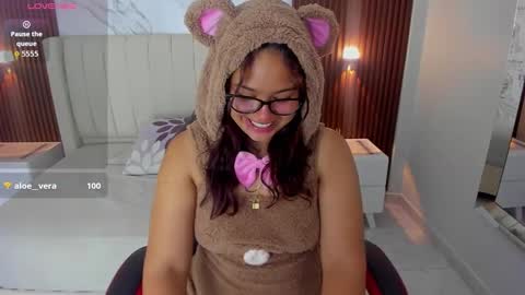 Snapshot of kellynovoa chatting on 11/25/25, 04:01 KELLY online show from 11/25/25, 04:01