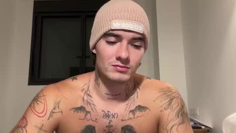 Snapshot of kenboyea_ chatting on 10/30/25, 04:52 luis carlos esteban online show from 10/30/25, 04:52