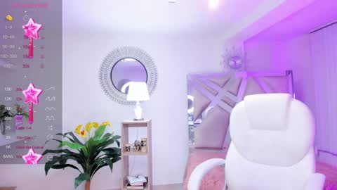 Snapshot of kendaall_jenner chatting on 12/22/24, 08:27 Kendall Jenner online show from 12/22/24, 08:27