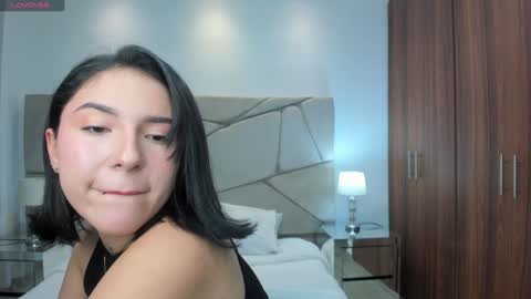 Snapshot of kendaall_jenner chatting on 12/31/24, 04:38 Kendall Jenner online show from 12/31/24, 04:38