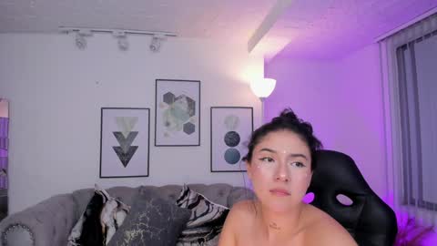 Snapshot of kendaall_jenner chatting on 01/29/25, 05:09 Kendall Jenner online show from 01/29/25, 05:09