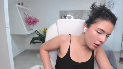 Snapshot of kendaall_jenner chatting on 02/01/25, 08:18 Kendall Jenner online show from 02/01/25, 08:18