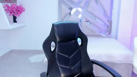 Snapshot of kendaall_jenner chatting on 02/06/25, 08:39 Kendall Jenner online show from 02/06/25, 08:39