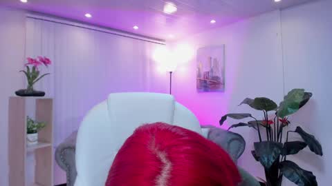 Snapshot of kendaall_jenner chatting on 02/13/25, 05:16 Kendall Jenner online show from 02/13/25, 05:16