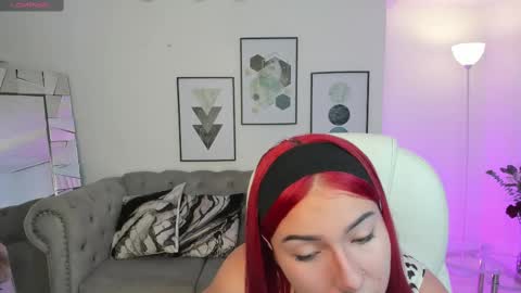 Snapshot of kendaall_jenner chatting on 02/18/25, 04:26 Kendall Jenner online show from 02/18/25, 04:26