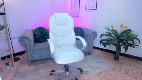 Snapshot of kendaall_jenner chatting on 02/26/25, 04:25 Kendall Jenner online show from 02/26/25, 04:25