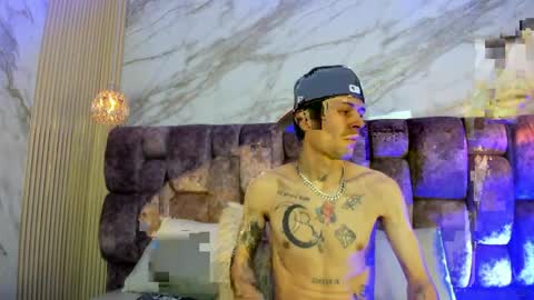 Snapshot of kendalltaylorr chatting on 04/10/26, 03:12 Kendall and Taylor online show from 04/10/26, 03:12