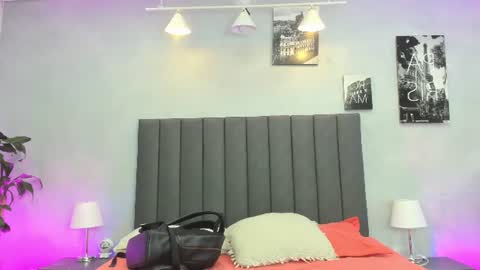 Snapshot of kendra_london chatting on 06/17/26, 11:12 Kendra London online show from 06/17/26, 11:12