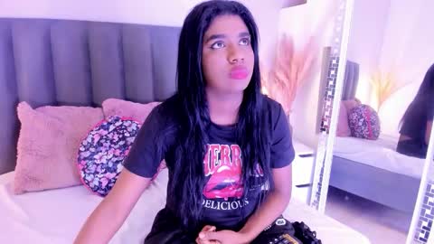 Snapshot of kendrachavez_ chatting on 11/17/25, 10:37 kendrachavez_ online show from 11/17/25, 10:37