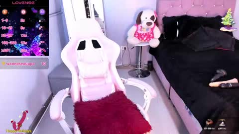 Snapshot of kenia_thompson01 chatting on 12/20/24, 11:05 01 online show from 12/20/24, 11:05