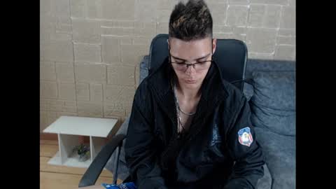 Snapshot of kenn_boy_ chatting on 01/22/25, 06:31 kenn_boy_ online show from 01/22/25, 06:31