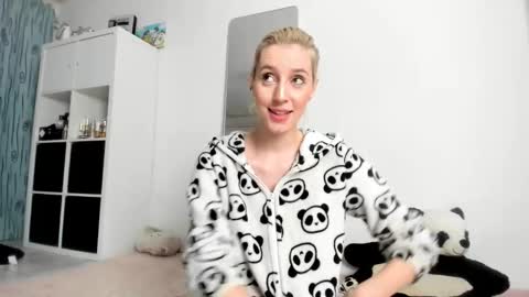 Kenzie online show from 10/18/25, 03:42