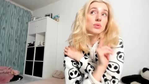 Kenzie online show from 11/08/25, 04:56