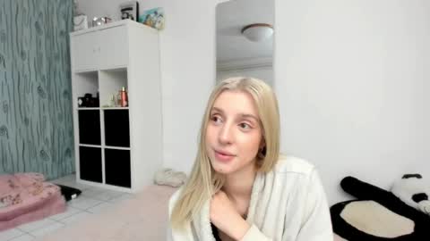 Snapshot of kenziedawton chatting on 05/15/26, 04:36 Kenzie online show from 05/15/26, 04:36