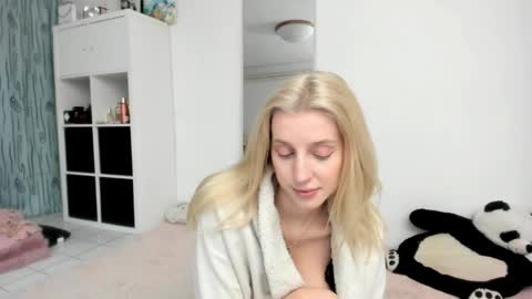 Snapshot of kenziedawton chatting on 05/18/26, 04:24 Kenzie online show from 05/18/26, 04:24