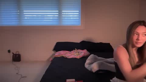 Snapshot of kenziesmithh chatting on 09/18/25, 08:00 kenziesmithh online show from 09/18/25, 08:00