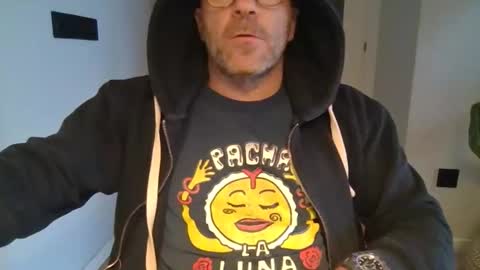 Snapshot of kermitgp3 chatting on 12/22/25, 08:22 Anton online show from 12/22/25, 08:22