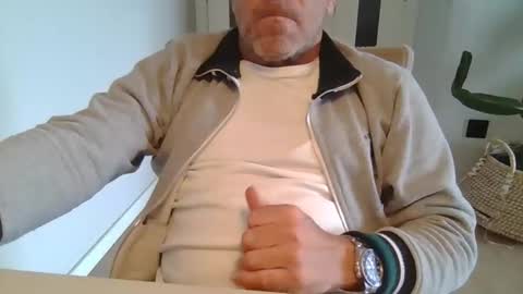 Snapshot of kermitgp3 chatting on 04/19/26, 04:28 Anton online show from 04/19/26, 04:28