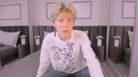 Snapshot of kevinm1lky chatting on 10/21/25, 02:40 Kevin online show from 10/21/25, 02:40