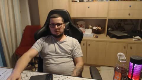 Snapshot of kevinnlovely chatting on 10/15/25, 07:25 Kevinn online show from 10/15/25, 07:25