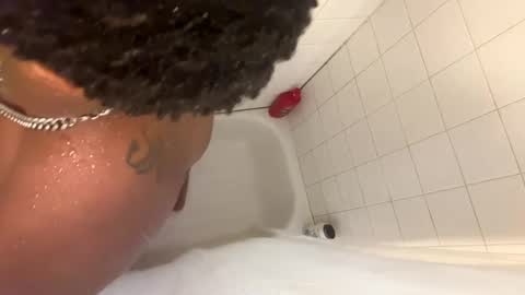 Snapshot of keybump323 chatting on 01/01/25, 10:35 Keybump online show from 01/01/25, 10:35