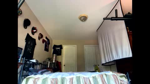 Snapshot of keybump323 chatting on 10/13/25, 02:06 Keybump online show from 10/13/25, 02:06