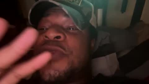 Snapshot of keybump323 chatting on 10/17/25, 04:37 Keybump online show from 10/17/25, 04:37