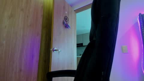 Laura online show from 02/14/25, 04:09