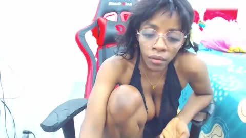 Snapshot of keyra_dainty chatting on 01/22/25, 06:41 Sandy Saenz online show from 01/22/25, 06:41