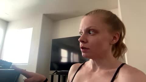 Snapshot of khloemariexox chatting on 10/17/25, 05:48 khloemariexoxo  online show from 10/17/25, 05:48