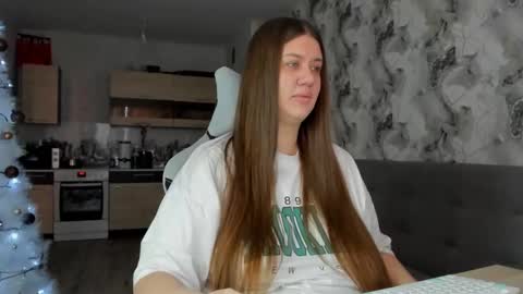 kianna_dior_ online show from 12/15/25, 09:57