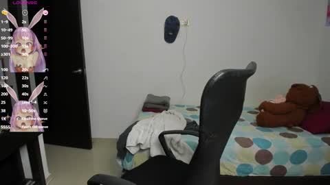 Snapshot of kiara_and_evelyn chatting on 12/27/24, 11:53 Evelyn online show from 12/27/24, 11:53