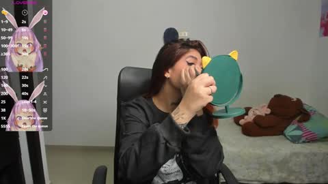 Snapshot of kiara_and_evelyn chatting on 01/11/25, 02:20 Evelyn online show from 01/11/25, 02:20