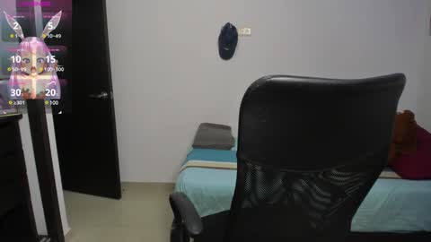 Snapshot of kiara_and_evelyn chatting on 01/29/25, 11:25 Evelyn online show from 01/29/25, 11:25