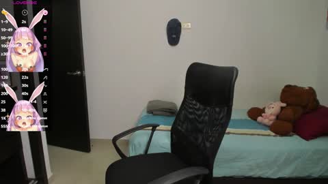 Snapshot of kiara_and_evelyn chatting on 02/01/25, 02:16 Evelyn online show from 02/01/25, 02:16