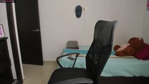 Snapshot of kiara_and_evelyn chatting on 02/01/25, 07:34 Evelyn online show from 02/01/25, 07:34