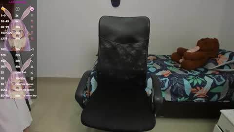 Snapshot of kiara_and_evelyn chatting on 02/13/25, 10:43 Evelyn online show from 02/13/25, 10:43