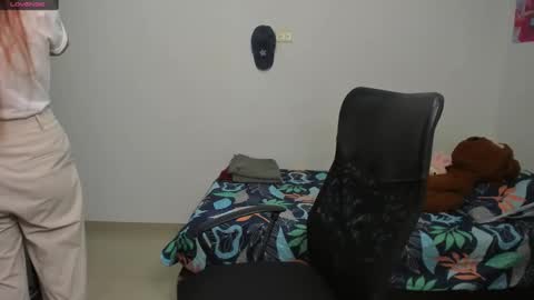 Snapshot of kiara_and_evelyn chatting on 02/17/25, 01:04 Evelyn online show from 02/17/25, 01:04