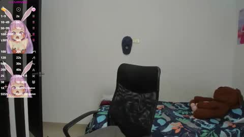 Snapshot of kiara_and_evelyn chatting on 02/19/25, 02:12 Evelyn online show from 02/19/25, 02:12