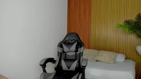 K I A R A  online show from 10/23/25, 12:48