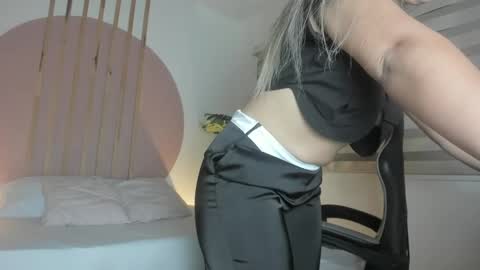 K I A R A  online show from 10/24/25, 02:41