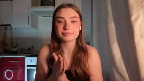 Snapshot of kierstentates chatting on 05/15/26, 04:14 Ola my name is Lissa Lets hit 10 Thumbs Up together online show from 05/15/26, 04:14