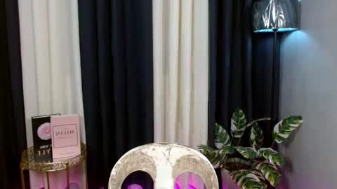 Im Mia online show from 09/30/25, 06:40