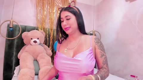 Snapshot of kiim_taaylor chatting on 01/19/25, 03:32 Kim online show from 01/19/25, 03:32