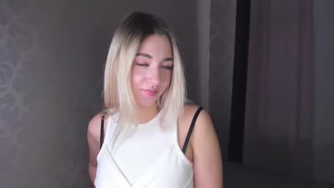 Snapshot of kiki_bloom chatting on 11/20/25, 11:43 Bella online show from 11/20/25, 11:43