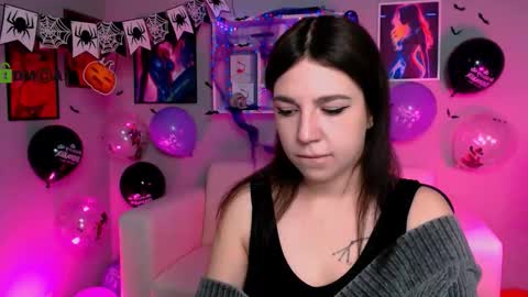 Snapshot of kiki_yourlove chatting on 10/21/25, 11:44 Kira online show from 10/21/25, 11:44